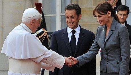 Benedikt XVI. wird von Sarkozy und Bruni in Paris empfangen