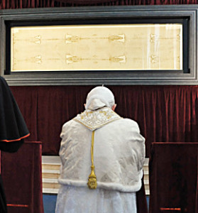 Benedikt XVI. bei der Verehrung des Grabtuches (2010)