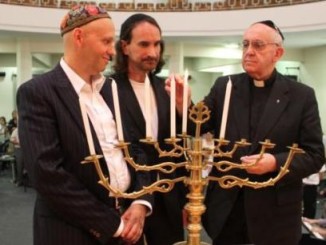 Kardinal Bergoglio mit den Rabbinen Bergman und Avruj in der Synagoge von Buenos Aires