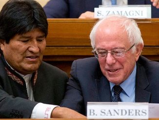 Bernie Sanders mit Evo Morales im Vatikan