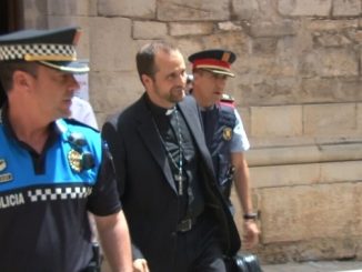 Bischof muß unter Polizeischutz die Kirche verlassen, weil er von Homo-Aktivisten bedroht wird.