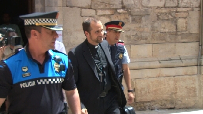 Bischof muß unter Polizeischutz die Kirche verlassen, weil er von Homo-Aktivisten bedroht wird.