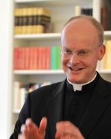 Bischof Overbeck von Essen: daß Homo-Priester "ein Doppelleben führen müssen, ist unzumutbar". 