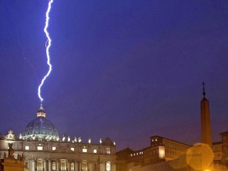 Am selben Tag, an dem Papst Benedikt XVI. unerwartet seinen Amtsverzicht bekanntgab, schlug ein Blitz in den Petersdom ein.