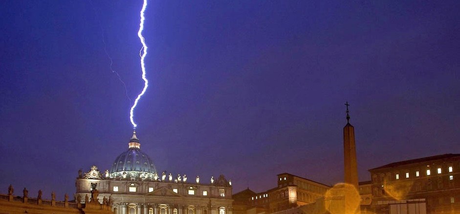 Am selben Tag, an dem Papst Benedikt XVI. unerwartet seinen Amtsverzicht bekanntgab, schlug ein Blitz in den Petersdom ein.