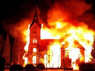 Brennende Kirche von Ylivieska