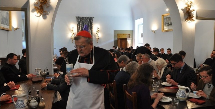 Tischdienst eines Kardinals: Kardinal Burke bediente am vergangenen Karfreitag Seminaristen und Gäste eines Priesterseminars der Tradition.