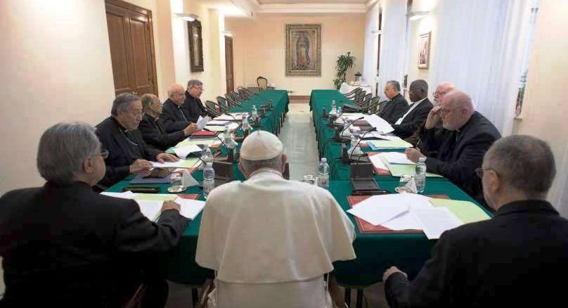 Papst Franziskus und die neun Kardinäle des C9-Kardinalsrates