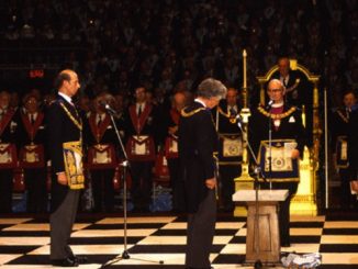 Freimaurerzeremonie in Anwesenheit von Großmeister Prinz Edward, Herzog von Kent. Man beachte in der Mitte den anglikanischen Kleriker mit Freimaurerschürze.