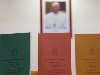 Der Rechtsphilosoph Finnis und der Moralphilosoph Grisez fordern Papst Franziskus auf, acht Positionen zu verurteilen, die von Kirchenvertretern unter Berufung auf Amoris laetitia behauptet werden.