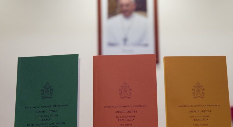 Der Rechtsphilosoph Finnis und der Moralphilosoph Grisez fordern Papst Franziskus auf, acht Positionen zu verurteilen, die von Kirchenvertretern unter Berufung auf Amoris laetitia behauptet werden.