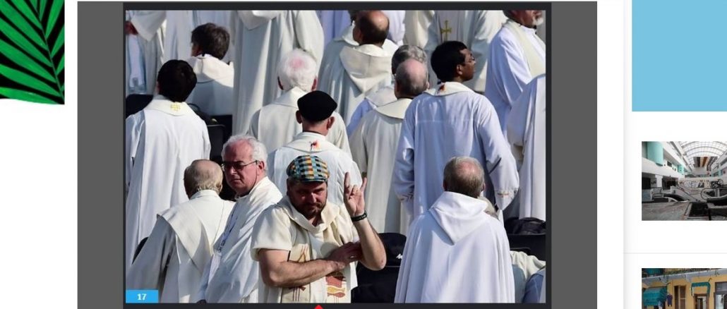 Der "inflitrierte" Priester mit "mano cornuta" bei der Papstmesse in Mailand.