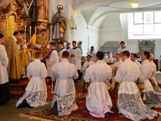 Positive Mitgliederentwicklung bei der Priesterbruderschaft St. Petrus. Im Bild eine Diakonatsweihe in Lindau.