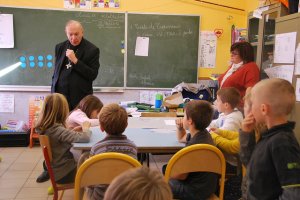 Erzbischof Leonard Zutritt zu Schule verweigert