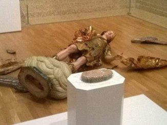 Selfie-Opfer: Schwer beschäfigte Statue des Erzengels Michael im Museum für Alte Kunst in Lissabon
