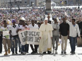 Einzug von Papst Franziskus mit afrikanischen Migranten auf dem Petersplatz: "Laßt alle kommen"