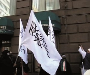 Fahnen des Dschihad und des Kalifats in New York