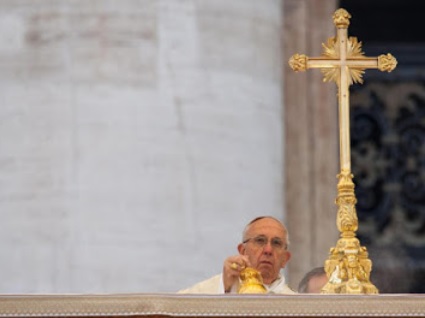 Papst Franziskus am 8. Dezember 2015 mit dem Fischerring. Meist trägt er den silbernen Bischofsring aus der Zeit vor der Papstwahl