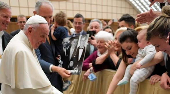 Papst Franziskus bei der Begegnung mit Menschen mit Chorea Huntington und ihren Familien