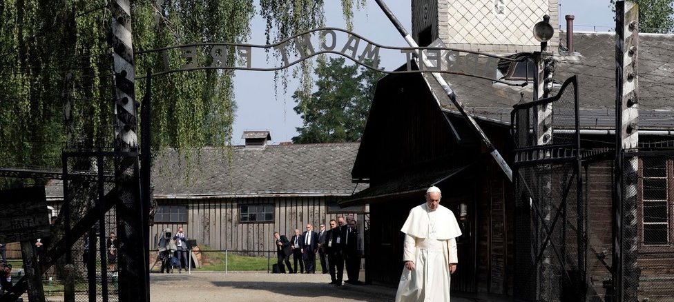 AP wählte zwei Bilder, die papst Franziskus zeigen für die Sammlung "Photos des Jahres 2016". Eines zeigt Franziskus beim Besuch des ehemaligen Konzentrationslagers Auschwitz
