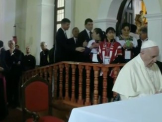 Franziskus betet am Grab von Bischof Ruiz Garcia