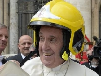 Franziskus mit einem Feuerwehrhelm in den Farben des Kirchenstaates