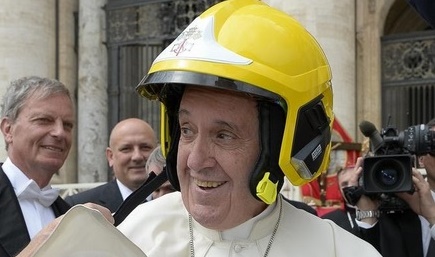Franziskus mit einem Feuerwehrhelm in den Farben des Kirchenstaates