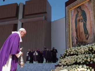 Papst Franziskus vor dem Gnadenbild von Guadalupe (Ecatepec-Zentrum)