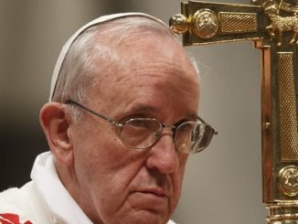 Papst Franziskus mit der Ferula