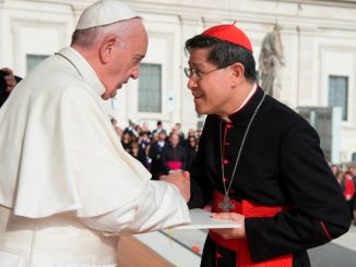 Präferenzen: Papst Franziskus überreichte am Sonntag Kardinal Luis Antonio Tagle, dem Erzbischof von Manila, das erste Exemplar von Misericordia et misera