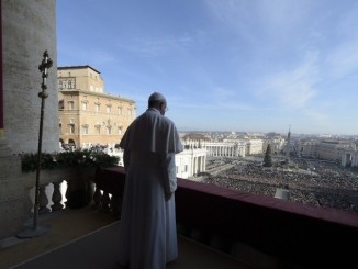 Papst Franziskus spendet am Christtag 2015 den Segen Urbi et orbi