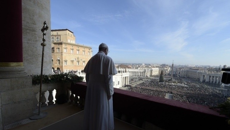 Papst Franziskus spendet am Christtag 2015 den Segen Urbi et orbi