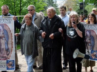 Norma McCorvey (links vom Priester): Gebet gegen die Abtreibungspolitik von Barack Obama (2009)