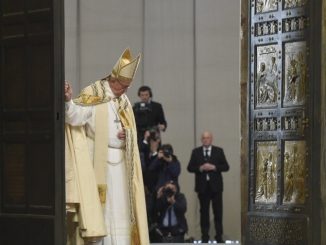 Papst Franziskus führte für die Weltkirche einen Welttag der Armen ein. Das Bild zeigt den Papst beim Abschluß des Heiligen Jahres der Barmherzigkeit. Franziskus schließt wieder die Heilige Pforte der Peterskirche. Sie wird zugemauert.