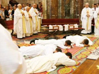 InfoVaticana: "Erzbischof von Santiago de Compostela weihte zwei bekennende und zusammenlebende Homosexuelle zu Priestern"