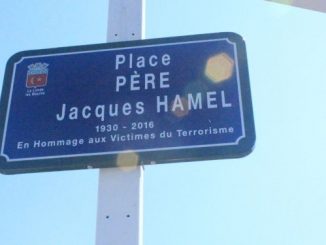 Platz nach dem Märtyrer Abbé Jacques Hamel benannt, der im Juli 2016 von zwei Islamisten ermordet wurde.