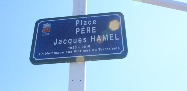 Platz nach dem Märtyrer Abbé Jacques Hamel benannt, der im Juli 2016 von zwei Islamisten ermordet wurde.