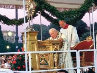 Johannes Paul II. bei der Fronleichnamsprozession in Rom