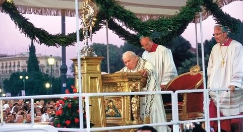 Johannes Paul II. bei der Fronleichnamsprozession in Rom