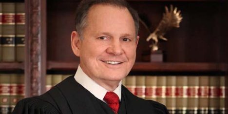 Der Präsident des Obersten Gerichtshofes von Alabama, Roy Moore, wurde wegen Ablehnung der "Homo-Ehe" seines Amtes enthoben.