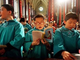 Junge chinesische Katholiken