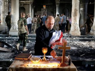 Vorbereitungen für die erste Heilige Messe in der vom Islamischen Staat (IS) verwüsteten Kathedrale von Karakosch
