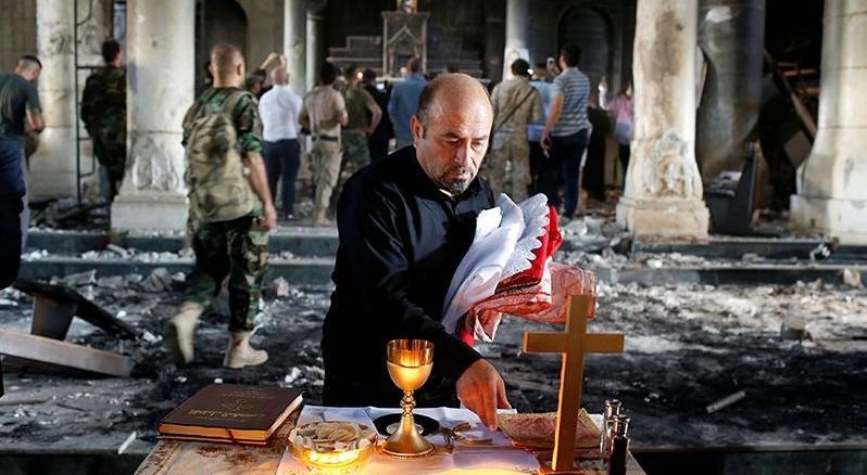 Vorbereitungen für die erste Heilige Messe in der vom Islamischen Staat (IS) verwüsteten Kathedrale von Karakosch