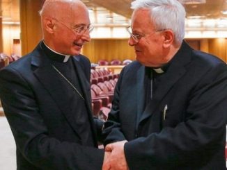Der alte, Kardinal Bagnasco, und der neue, Kardinal Bassetti, Vorsitzende der Italienischen Bischofskonferenz