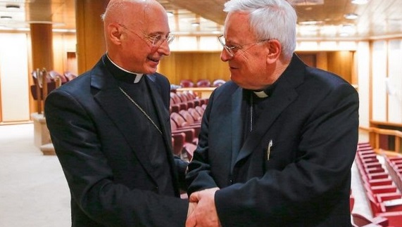 Der alte, Kardinal Bagnasco, und der neue, Kardinal Bassetti, Vorsitzende der Italienischen Bischofskonferenz