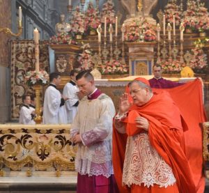 Kardinal Burke: Ostern - Auszug nach dem Pontifikalamt in Florenz