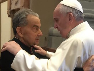Kardinal Caffarra und Papst Franziskus begrüßen sich
