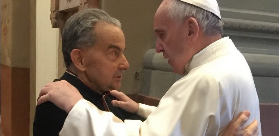 Kardinal Caffarra und Papst Franziskus begrüßen sich
