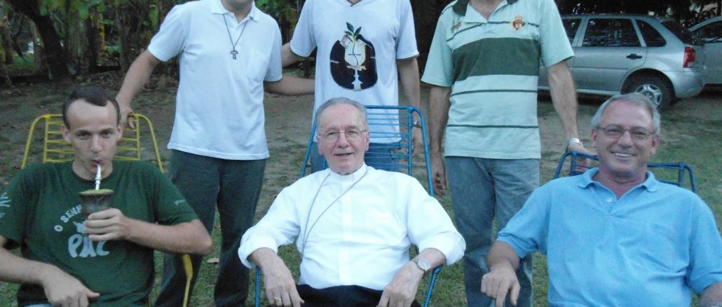 Kardinal Claudio Hummes (vorne Mitte) ist mit seiner "Amazonas-Werkstatt" einer der Hauptakteure, der hinter den Kulissen die Abschaffung des Priesterzölibats betreibt. Im Bild besucht der die Franziskanergemeinschaft von Boa Vista.