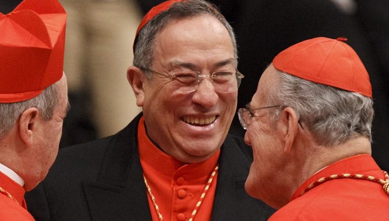 Kardinal Oscar Rodriguez Maradiaga bringt sich mit seinem jüngsten Buch selbst als Franziskus-Nachfolger ins Spiel und tut dies mit einem abschätzigen und beleidigenden Angriff gegen Kardinal Raymond Burke: Was sagt uns das?